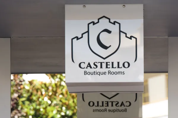 Πινακίδα του Castello Boutique Rooms στην Καβάλα
