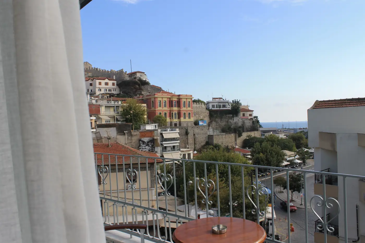 Θέα στην πόλη της Καβάλας και τη θάλασσα